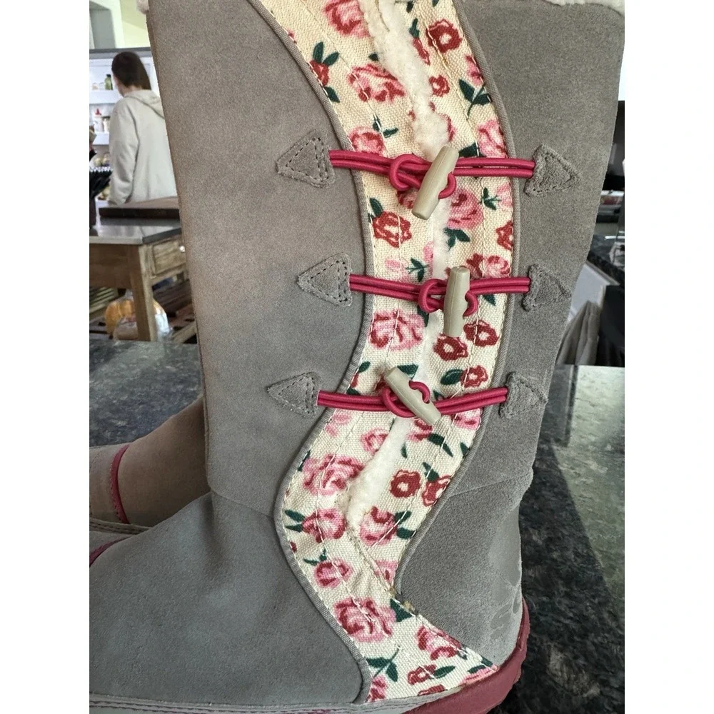 Sorel Girl's Winter Boots with Floral and Suede Upper Size 5 Slip On Booties